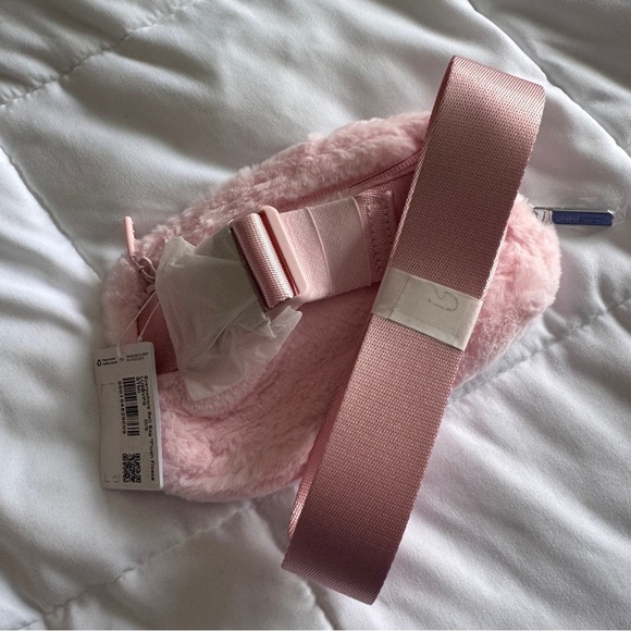 Everywhere Belt Bag Plush Fleece - Strawberry Milkshake - Picture 6 of 7